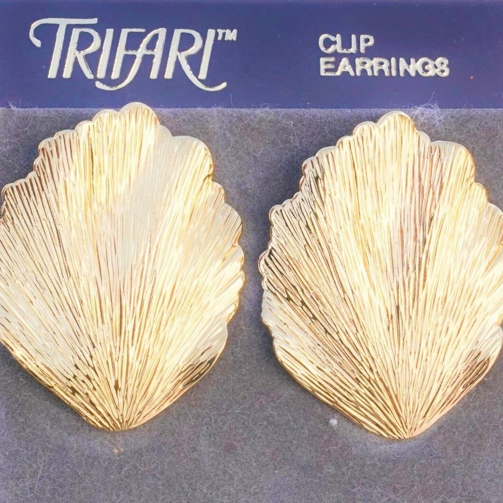 Vintage Signed Trifari Brilliant Gold Textured Big Leaf Leaves Clip Earrings